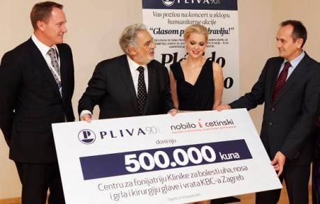 Placido Domingo uručuje donaciju